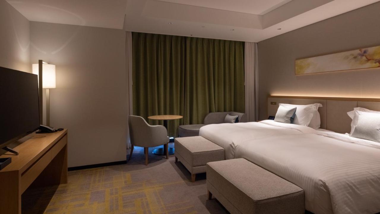 Miyako Hotel Hakata Fukuoka  Bagian luar foto A room at the hotel