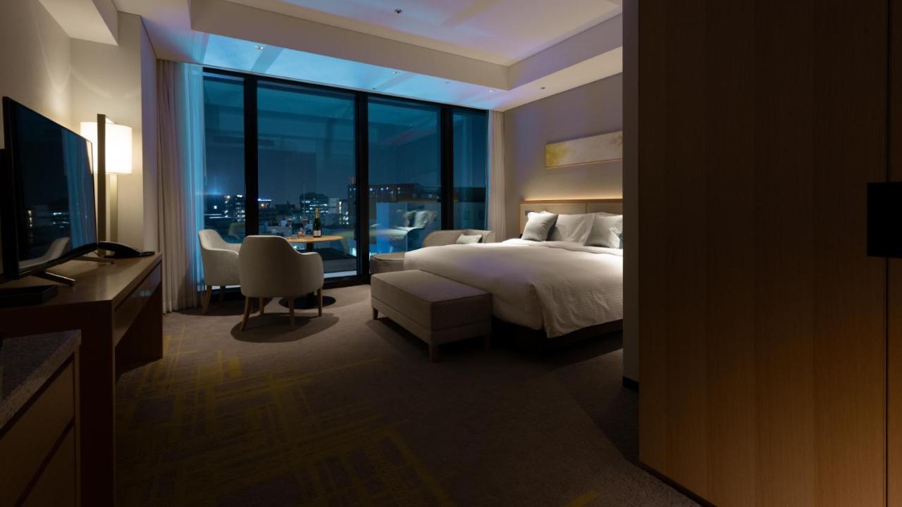 Miyako Hotel Hakata Fukuoka  Bagian luar foto A room at the hotel