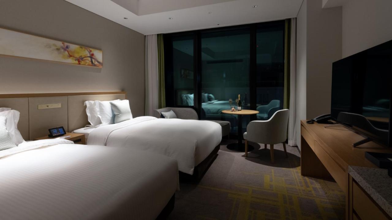 Miyako Hotel Hakata Fukuoka  Bagian luar foto A room at the hotel