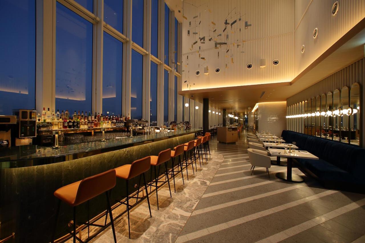 Miyako Hotel Hakata Fukuoka  Bagian luar foto The bar at the 39th floor
