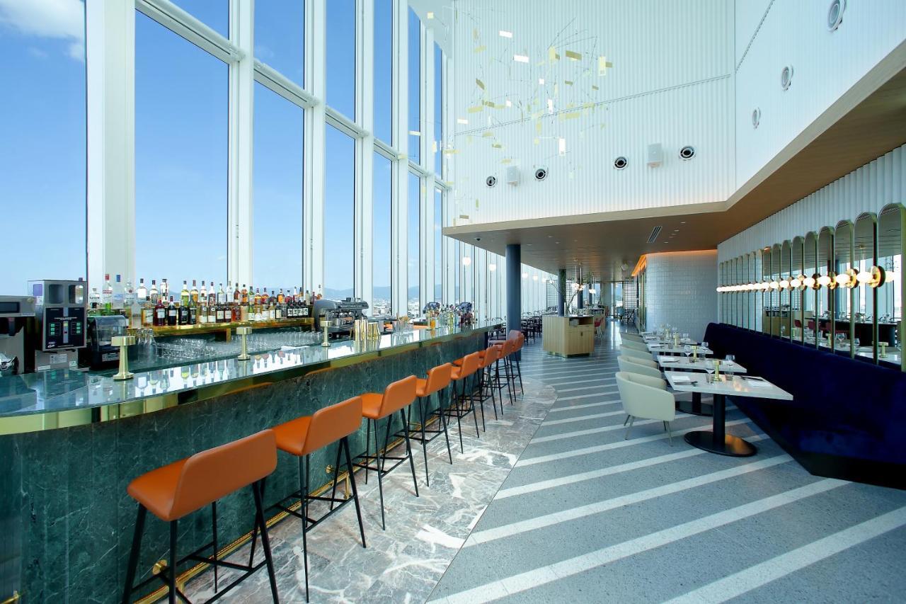 Miyako Hotel Hakata Fukuoka  Bagian luar foto The bar at the top of the hotel