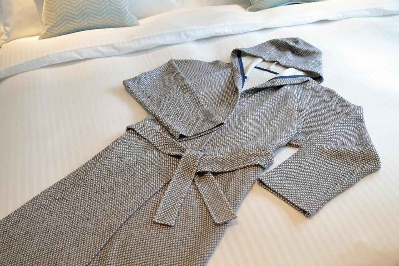 Miyako Hotel Hakata Fukuoka  Bagian luar foto A bathrobe